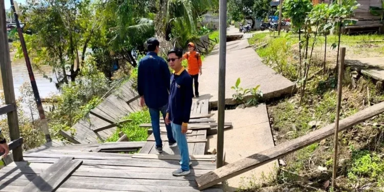 BPBD dan Dinas PUPR Barito Utara Tinjau Lokasi Longsor di Karengan untuk Penanganan Pascabencana