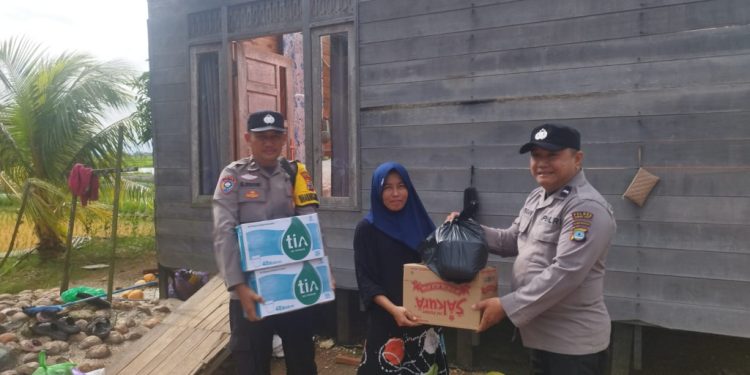 Polsek Kurau Bantu Sembako Warga Terdampak Angin Kencang