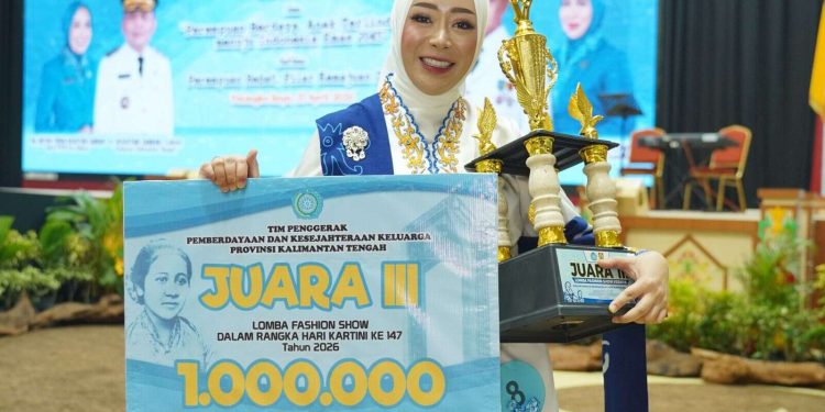 Ketua DWP Disdik Kalteng Raih Juara III Fashion Show Hari Kartini ke-147