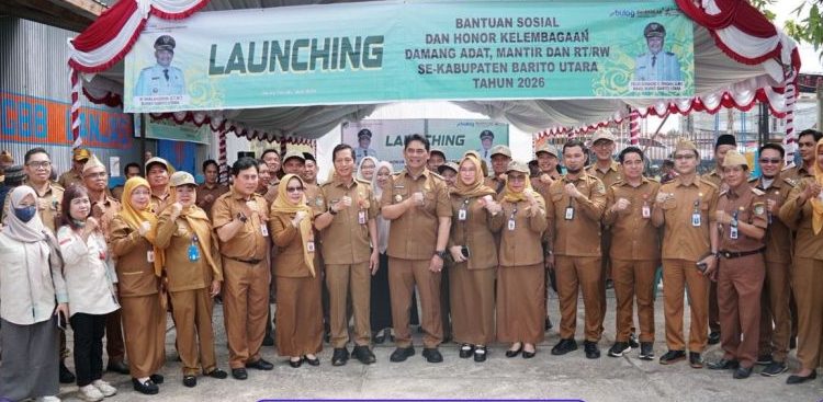 Pemkab Barito Utara Salurkan Bantuan Sosial Permakanan dan Honorarium Kelembagaan bagi Warga serta Perangkat Adat dan RT/RW