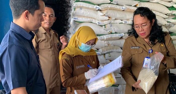DKPP Barito Utara Gelar Uji Cepat Clorin di Gudang Bulog