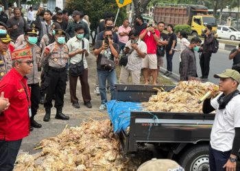 Protes Pemadaman Listrik, Massa Tumpahkan Bangkai Ayam di Kantor PLN Palangka Raya