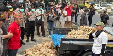 Protes Pemadaman Listrik, Massa Tumpahkan Bangkai Ayam di Kantor PLN Palangka Raya