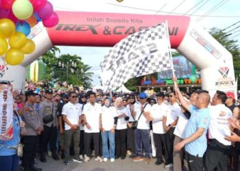 Hadiri HUT Ke-80 Bhayangkara, Bupati H. Shalahuddin Jalan Sehat Bersama di Bundaran Buah