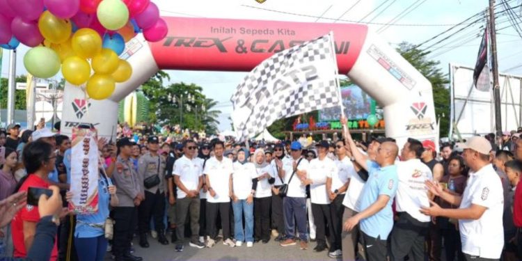 Hadiri HUT Ke-80 Bhayangkara, Bupati H. Shalahuddin Jalan Sehat Bersama di Bundaran Buah