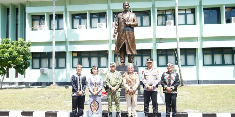 Gubernur Hadiri Peresmian Patung Jenderal Sudirman dan Tambun Bungai di Makodam XXII/Tambun Bungai