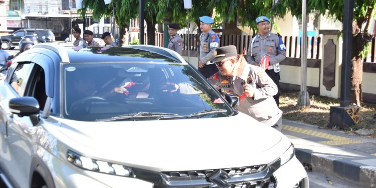 Kapolres: Pembagian 500 Bendera Merah Putih ke Pengguna Jalan Bentuk Ajakan Menumbuhkan Semangat Nasionalisme