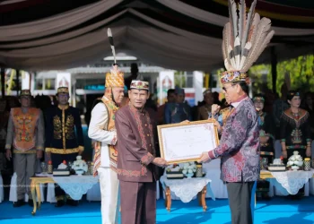 Ketua DPRD Kalteng Terima Gelar Adat Dayak Tertinggi pada Peringatan HUT ke-69 Provinsi