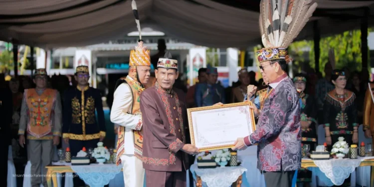 Ketua DPRD Kalteng Terima Gelar Adat Dayak Tertinggi pada Peringatan HUT ke-69 Provinsi