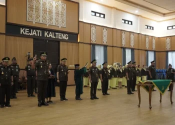 Kajati Kalteng Lantik Empat Kajari Baru, Dorong Penegakan Hukum Humanis