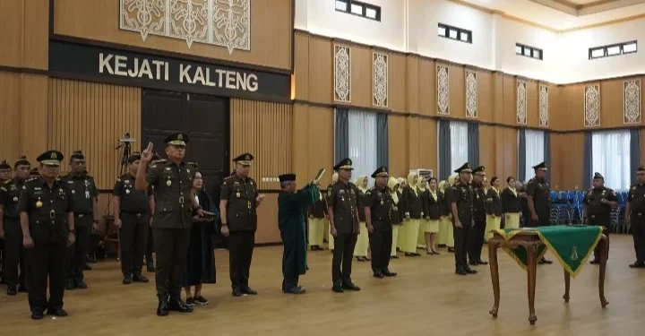 Kajati Kalteng Lantik Empat Kajari Baru, Dorong Penegakan Hukum Humanis