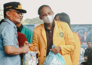 Gubernur Agustiar Sabran Serahkan Bantuan Pangan dan Masker Untuk Mahasiswa Terdampak Karhutla