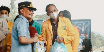 Gubernur Agustiar Sabran Serahkan Bantuan Pangan dan Masker Untuk Mahasiswa Terdampak Karhutla