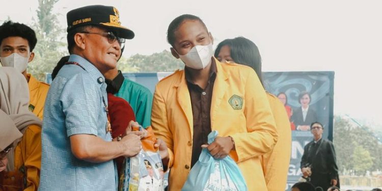 Gubernur Agustiar Sabran Serahkan Bantuan Pangan dan Masker Untuk Mahasiswa Terdampak Karhutla