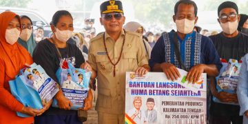 Gubernur Agustiar Turun ke Kalampangan, 300 Paket Sembako dan KHBS Disalurkan