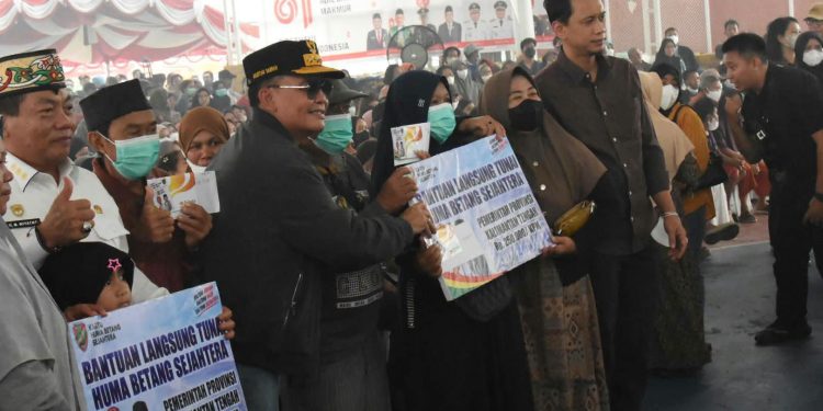 Pemprov Kalteng Salurkan Bantuan Pangan untuk Warga Terdampak Karhutla di Kapuas