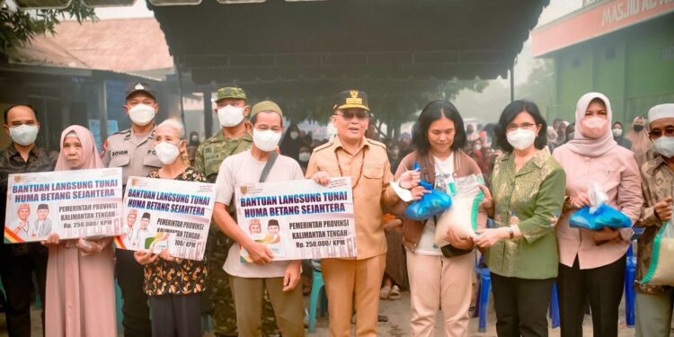 Warga Tanjung Pinang Antusias Terima Bantuan Pangan dan KHBS Tahap II dari Pemprov Kalteng